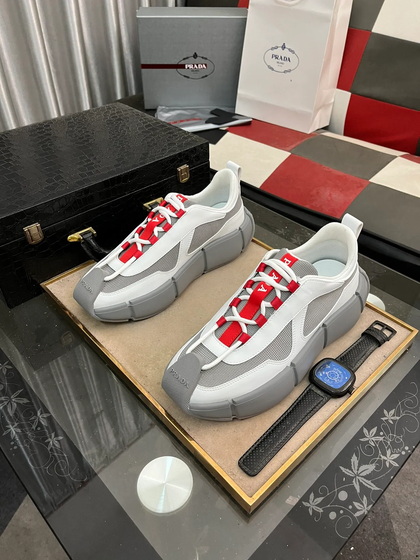 Men's shoes 💰540⌚️⌚️ PRADA/Prada men's lace-up casual sports shoes, the upper is made of cowhide leather and breathable mesh. It is soft, comfortable and breathable. The tongue is decorated with the PRADA brand letter logo. The thick rubber sole echoes the red label tongue. The style is fashionable and elegant. The details are carefully crafted. A super fashionable casual sports shoe with excellent breathability!  Size: 38-443️⃣Colors available